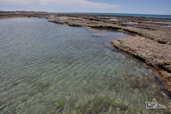 Piscina natural formada pela maré baixa na praia de Las Grutas, na Argentina